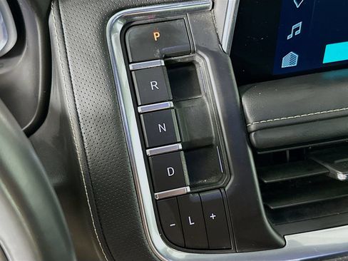Used 2024 Chevrolet Suburban Premier AWD/4WD image 18