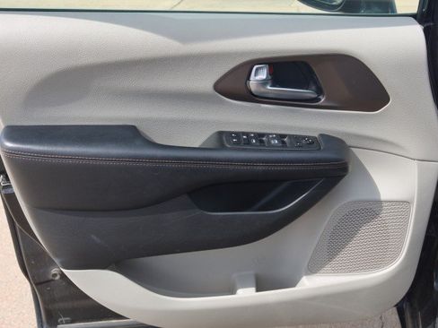 Used 2019 Chrysler Pacifica Touring-L FWD image 12