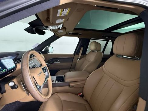 Used 2025 Land Rover Range Rover SE AWD/4WD image 6