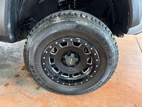 Used 2019 Toyota Tacoma TRD Off-Road AWD/4WD image 10
