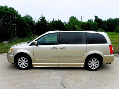Used 2011 Chrysler Town & Country Touring-L w/ Trailer Tow Group FWD image 11