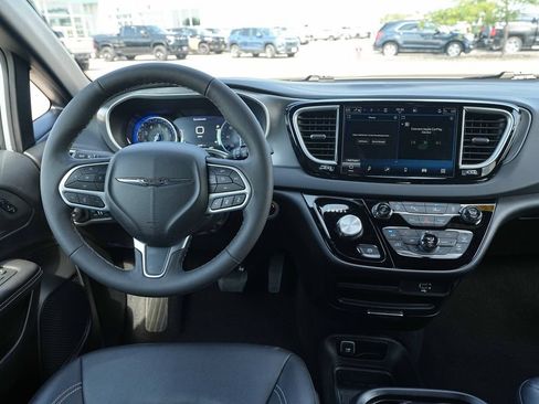 Used 2026 Chrysler Pacifica Select FWD image 28