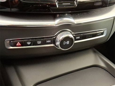 Used 2019 Volvo XC60 T6 Momentum w/ Multimedia Package image 17