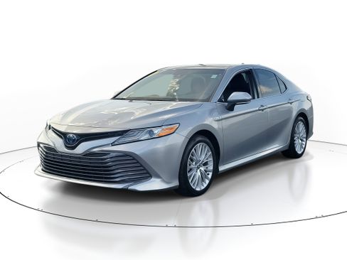 Used 2020 Toyota Camry XLE image 2