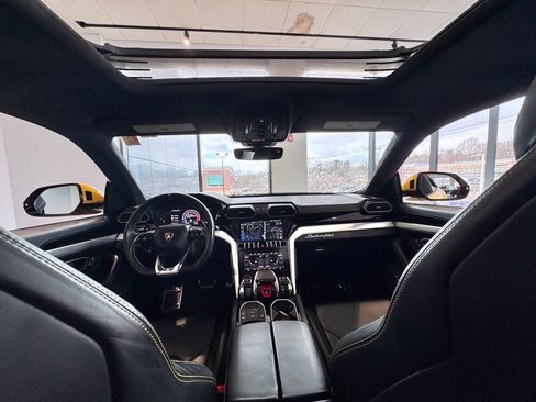 Used 2021 Lamborghini Urus image 32