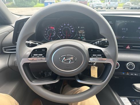 Used 2021 Hyundai Elantra SE FWD image 19