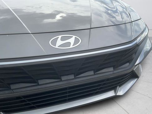 Used 2024 Hyundai Elantra SE FWD image 30