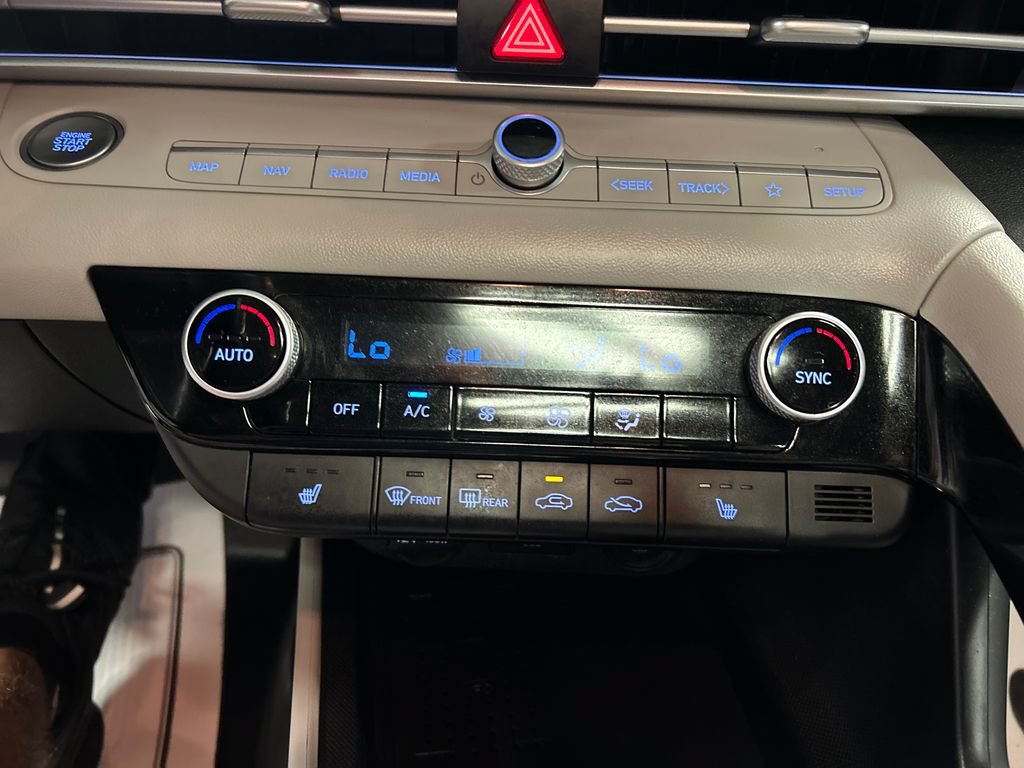 Used 2022 Hyundai Elantra Limited FWD image 17