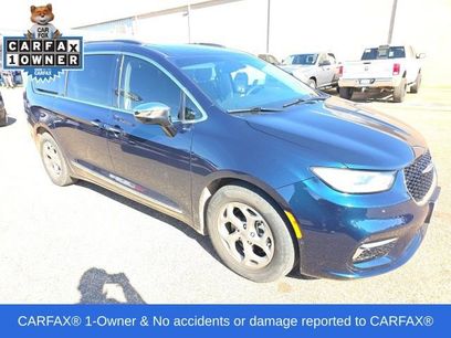 Used 2023 Chrysler Pacifica Limited w/ Uconnect Theater Family Group