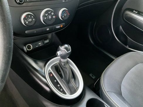 Used 2016 Kia Soul + image 11