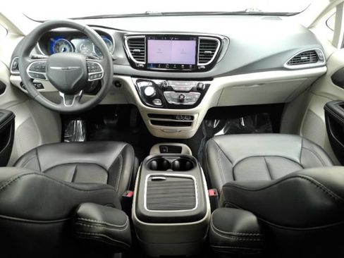 Used 2023 Chrysler Pacifica Touring-L FWD image 3