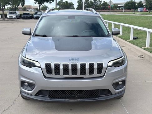 Used 2019 Jeep Cherokee Latitude w/ Popular Appearance Group FWD image 2
