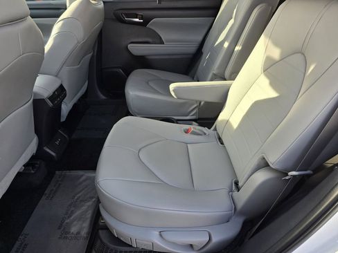 Used 2025 Toyota Highlander XLE image 31