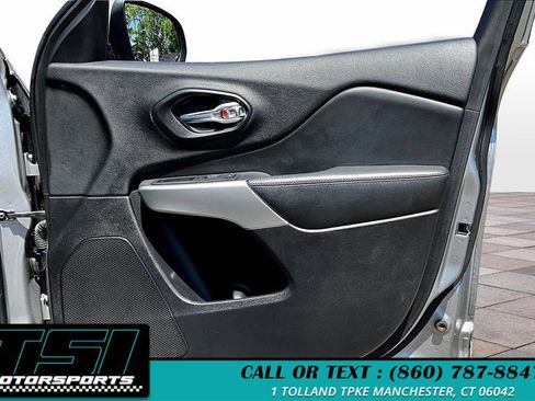 Used 2017 Jeep Cherokee Overland image 24