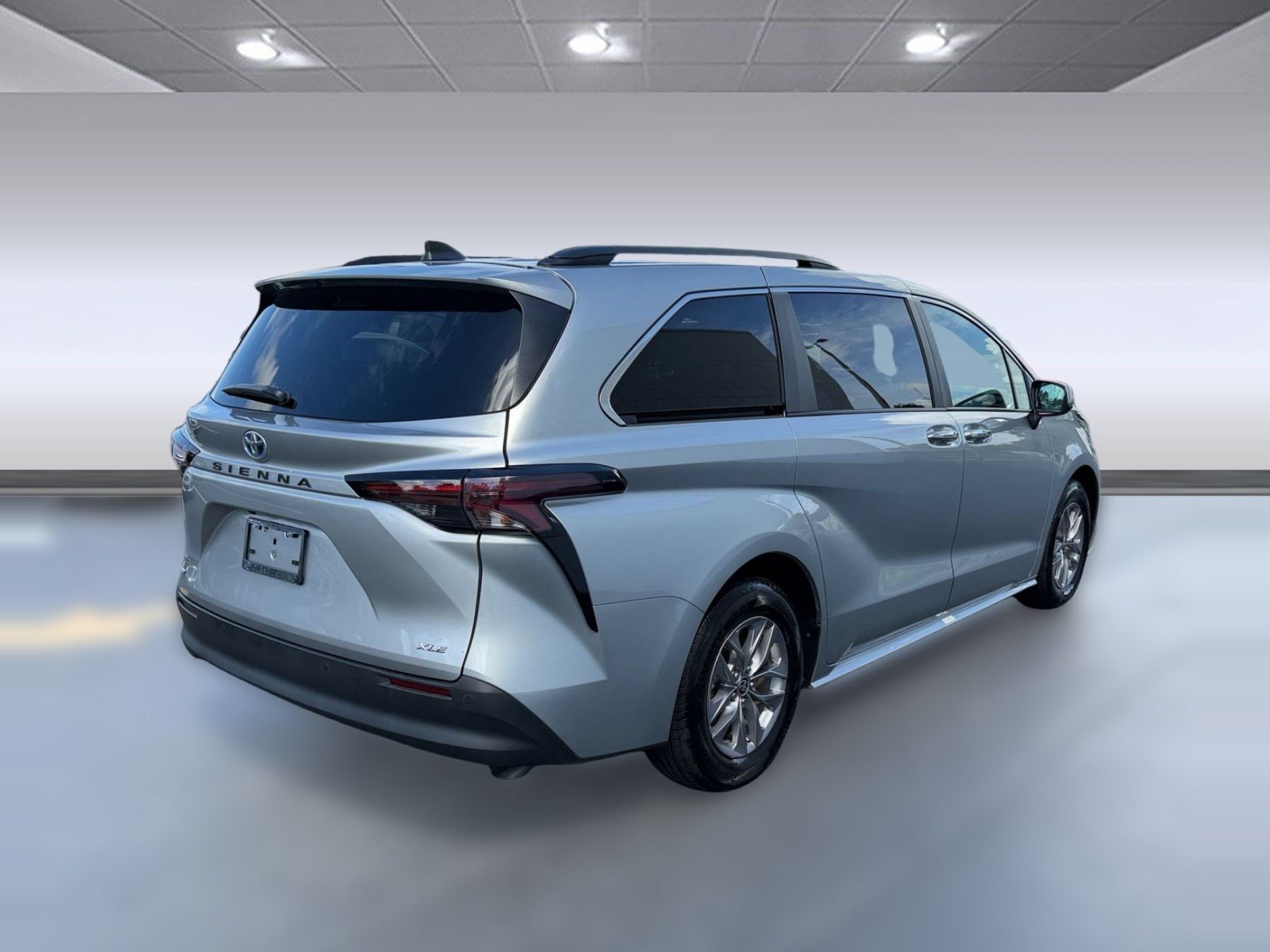 Used 2025 Toyota Sienna XLE FWD image 9