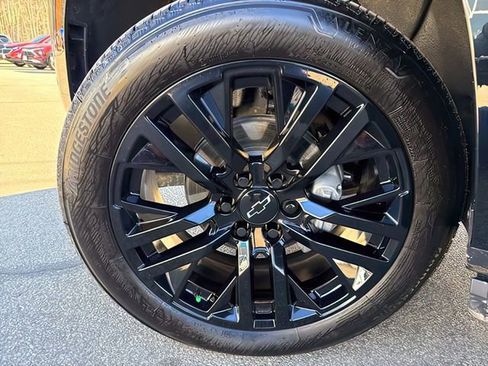 Certified 2025 Chevrolet Suburban Premier image 16