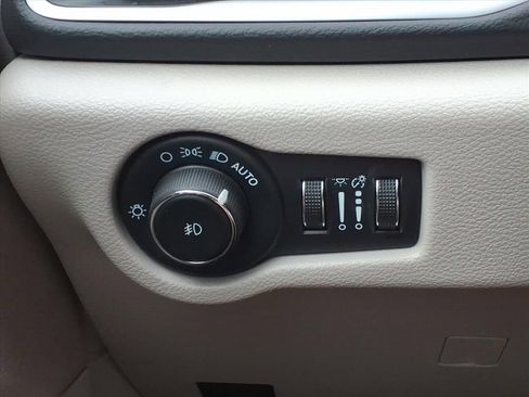 Used 2023 Chrysler Pacifica Touring-L FWD image 20