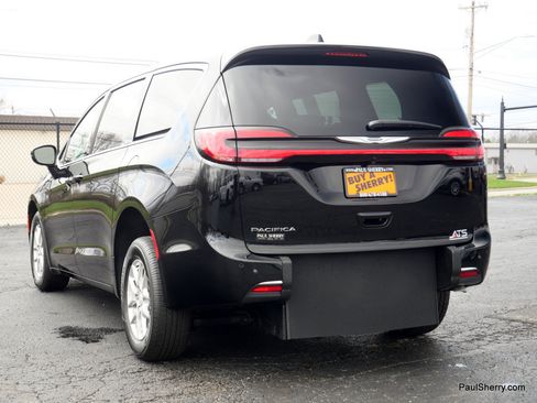 Used 2026 Chrysler Pacifica Select image 24