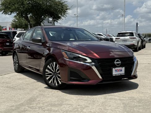 Used 2025 Nissan Altima 2.5 SV FWD image 2
