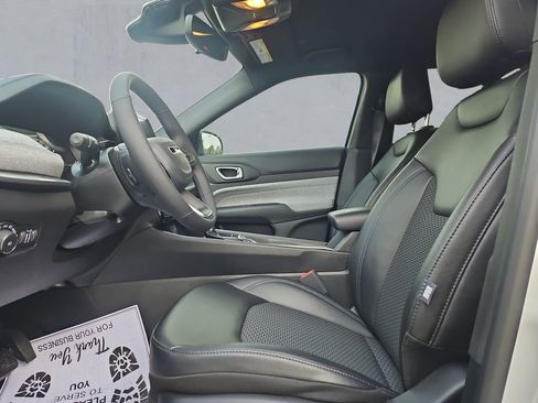 Certified 2025 Jeep Compass Latitude image 9