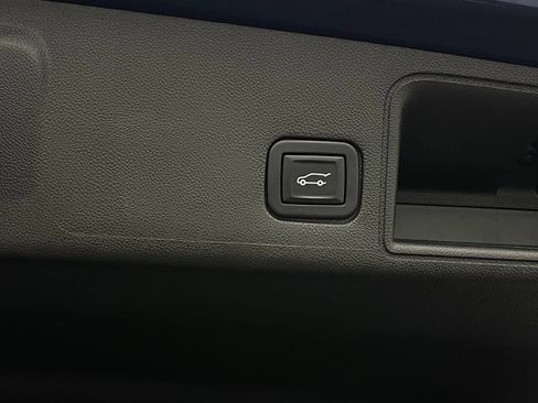 Used 2022 GMC Terrain SLT w/ Infotainment Package II AWD/4WD image 11