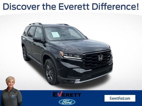Used 2025 Honda Pilot TrailSport image 1
