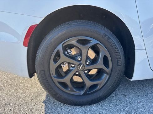 Used 2024 Chrysler Pacifica Select image 9