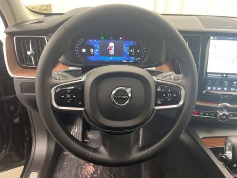 Used 2023 Volvo XC60 B5 Plus image 23