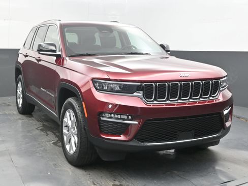 Used 2023 Jeep Grand Cherokee Limited AWD/4WD image 3