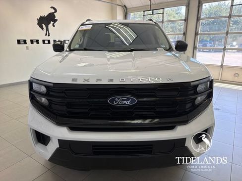 Certified 2025 Ford Expedition Active RWD image 3