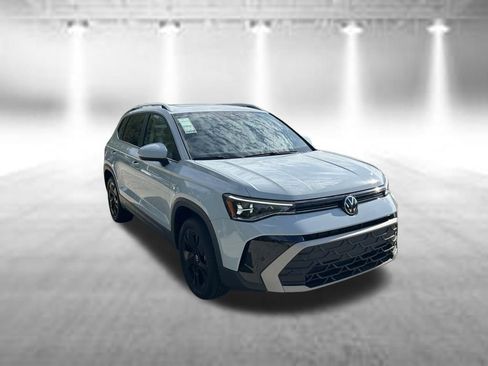 Certified 2025 Volkswagen Taos SE w/ Panoramic Sunroof Package FWD image 7