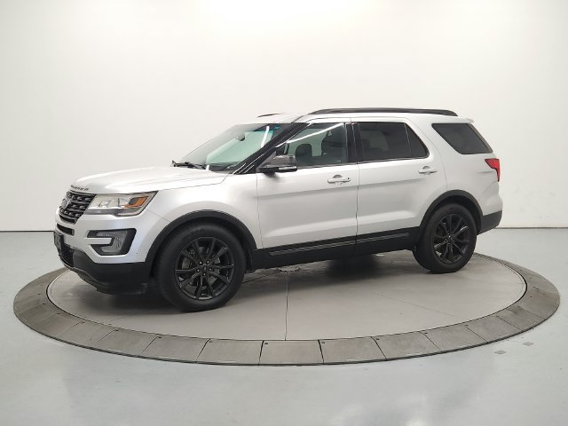 Used 2017 Ford Explorer XLT w/ Equipment Group 202A FWD image 5