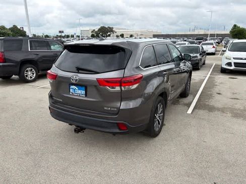 Used 2018 Toyota Highlander XLE AWD/4WD image 5