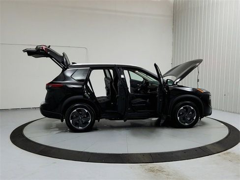 Used 2024 Nissan Rogue SV w/ SV Premium Package image 16