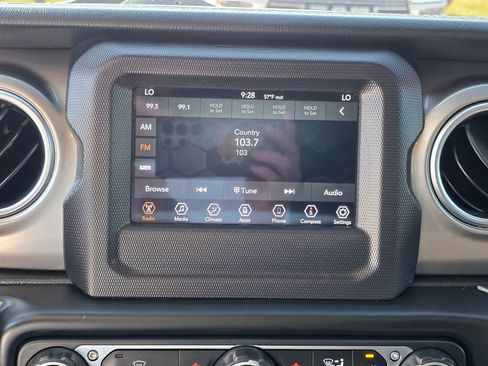 Used 2020 Jeep Wrangler Unlimited Sahara image 22