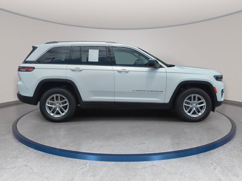 Used 2023 Jeep Grand Cherokee Laredo AWD/4WD image 4