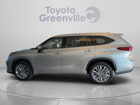 Used 2022 Toyota Highlander Platinum FWD image 2