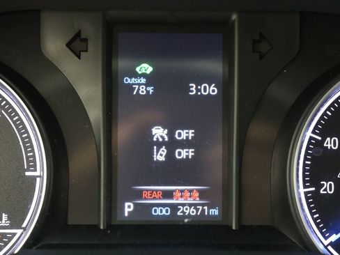 Used 2022 Toyota Venza LE image 16