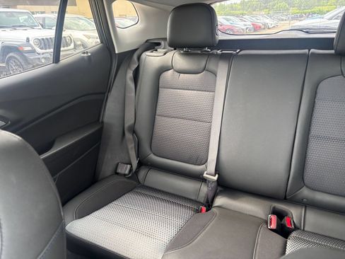 Used 2025 Chevrolet Trax LT FWD image 38