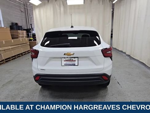 Used 2024 Chevrolet Trax LS w/ LS Convenience Package FWD image 9