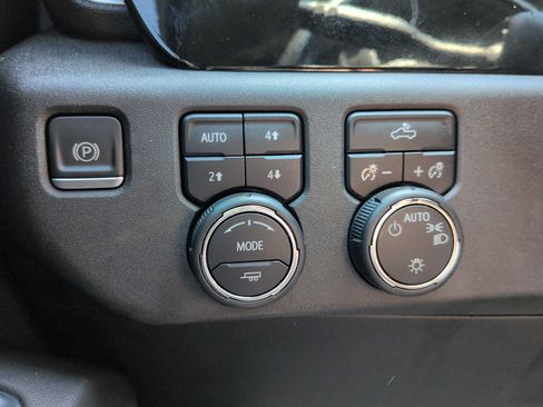 Used 2023 Chevrolet Silverado 1500 LT w/ Z71 Off-Road Package AWD/4WD image 18