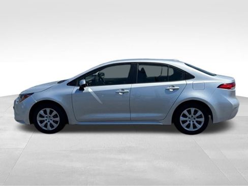 Used 2020 Toyota Corolla LE FWD image 2