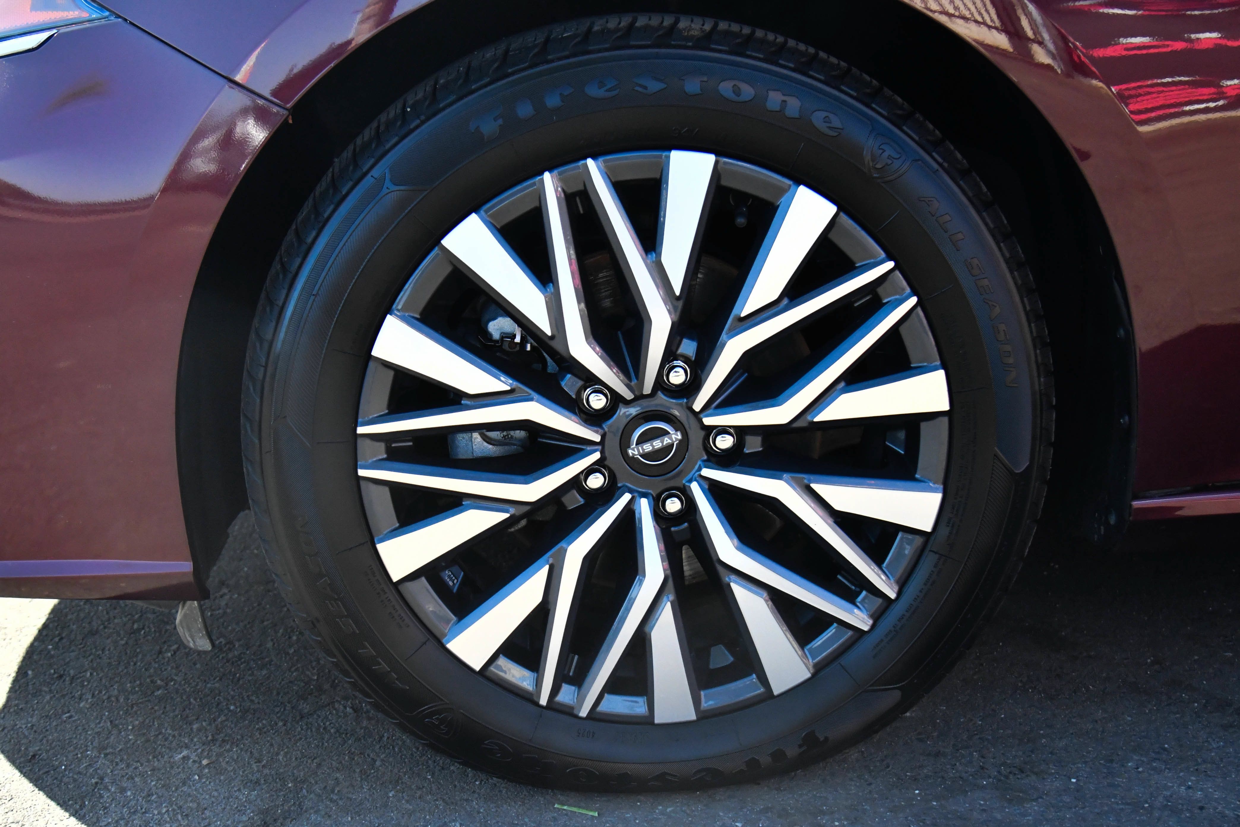 Used 2025 Nissan Altima 2.5 SV FWD image 12