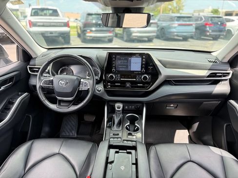 Used 2022 Toyota Highlander XLE AWD/4WD image 2