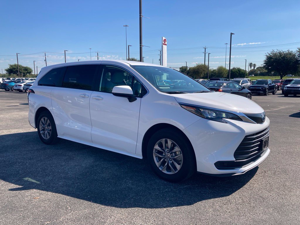 Used 2025 Toyota Sienna LE FWD image 3