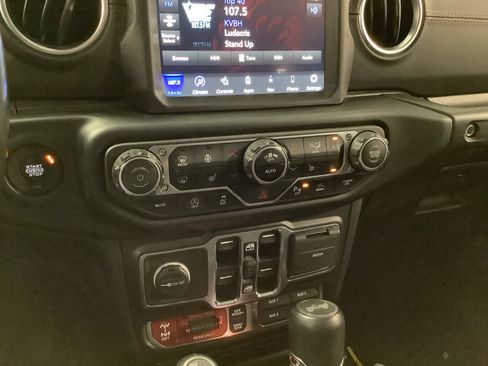 Used 2023 Jeep Wrangler Unlimited Rubicon AWD/4WD image 22