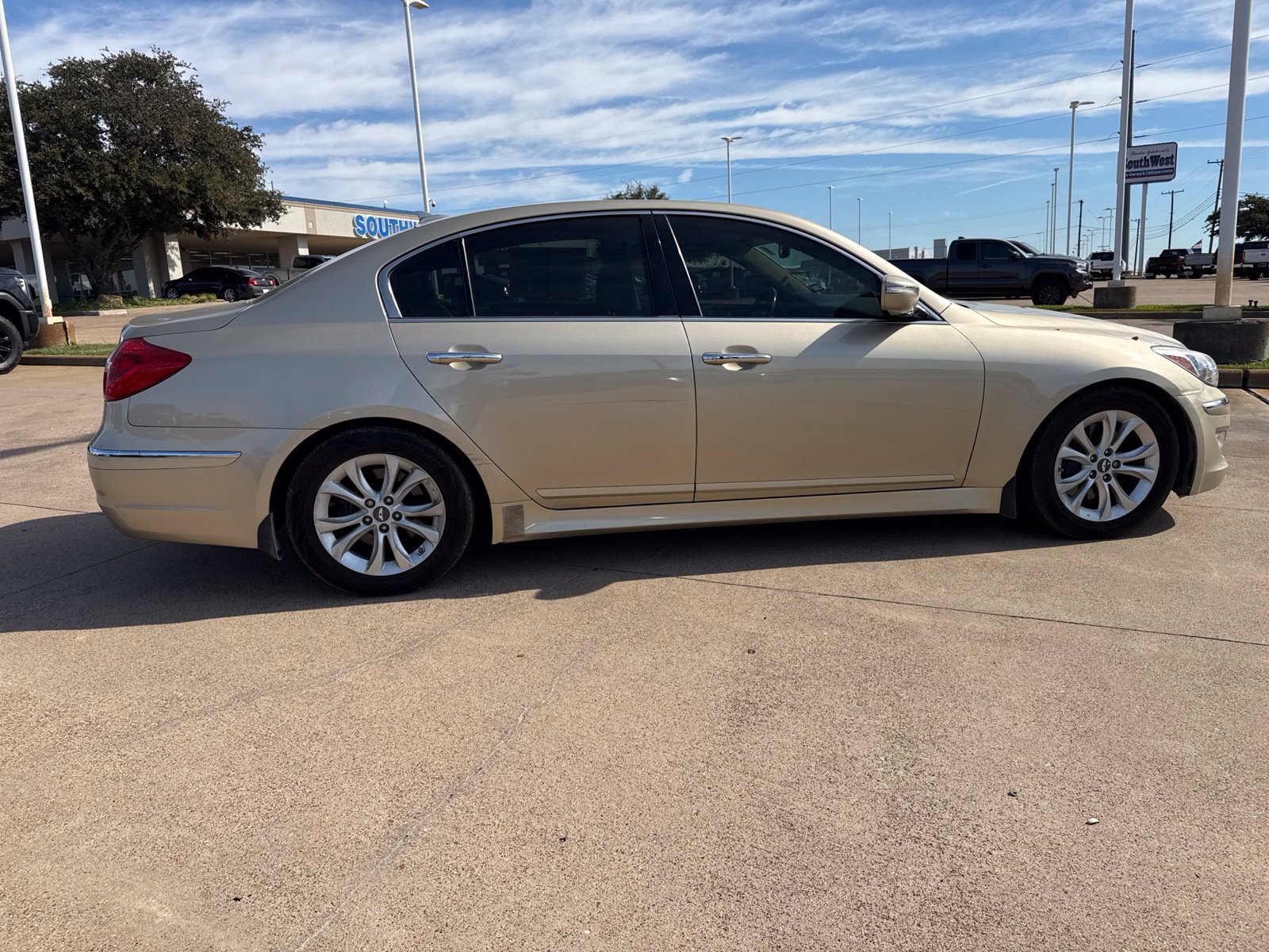 Used 2012 Hyundai Genesis 3.8 RWD image 8