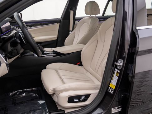 Used 2022 BMW 540i xDrive w/ Premium Package image 16