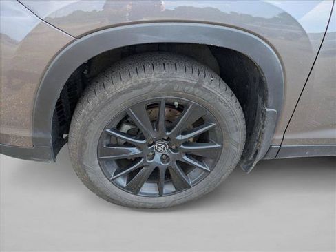 Used 2019 Toyota Highlander SE w/ Nightshade Edition AWD/4WD image 10
