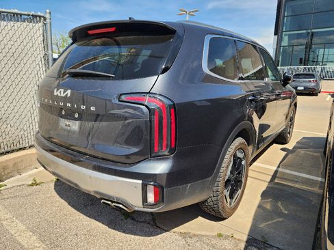 Used 2023 Kia Telluride EX w/ EX Captain's Chair Package image 3